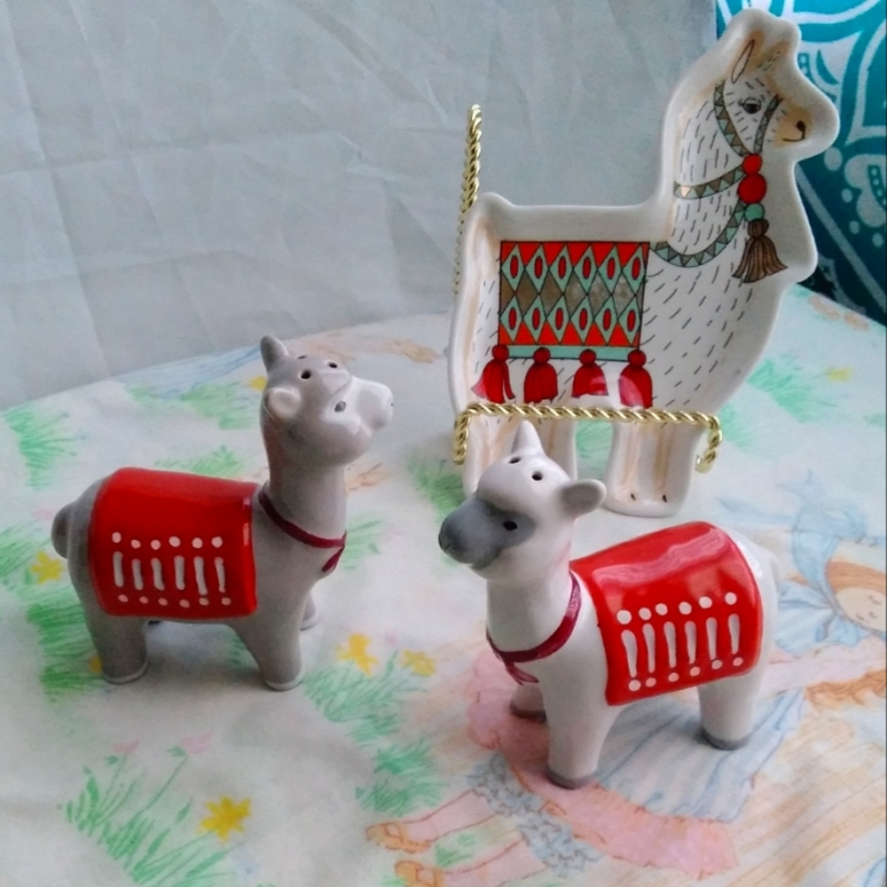 Salt & Pepper Shakers & Tray